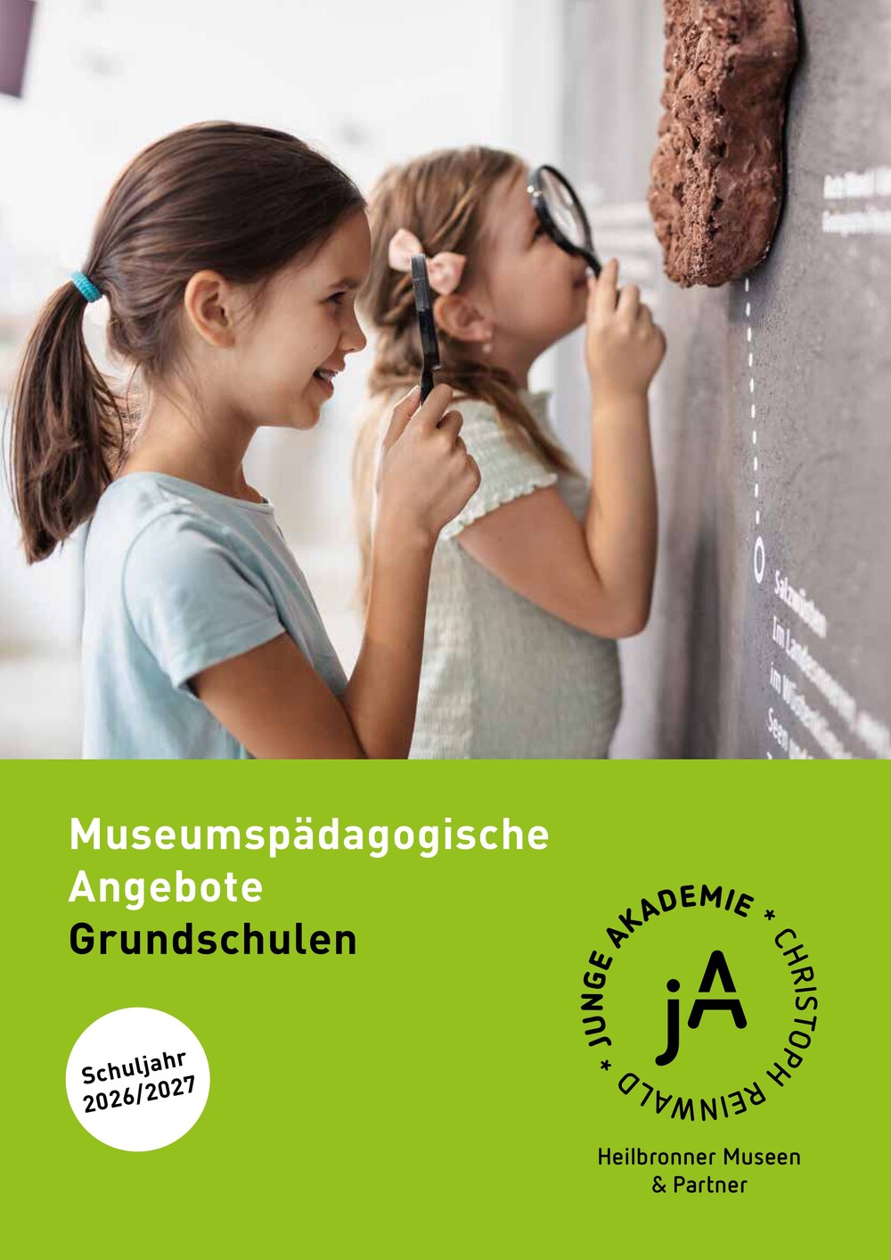 Titelseite der Grundschulmappe mit zwei Mädchen