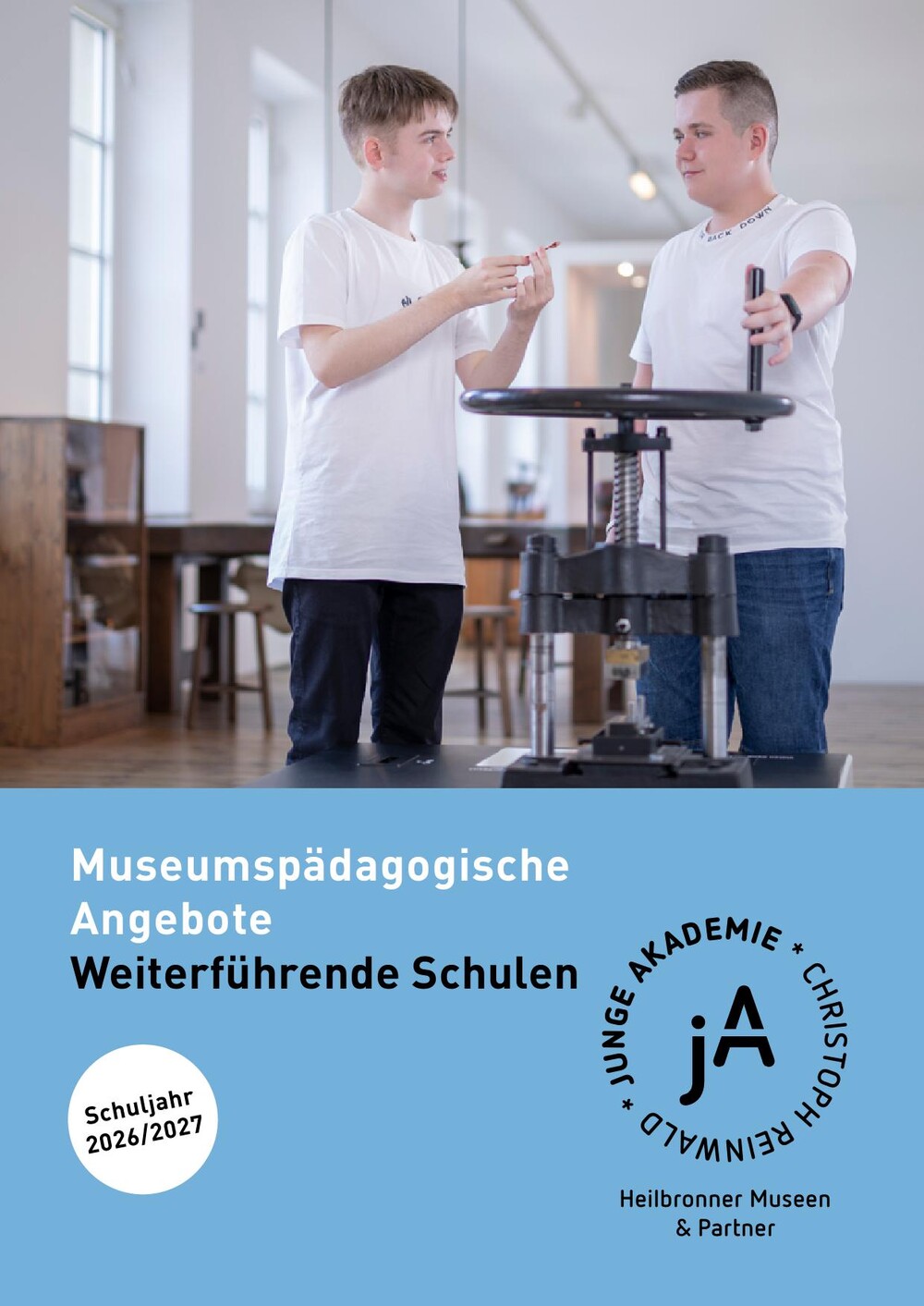 Titelbild der Mappe für weiterführende Schulen mit zwei Teenagern